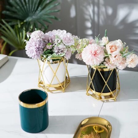 Ceramic flower pot with metallic stand
